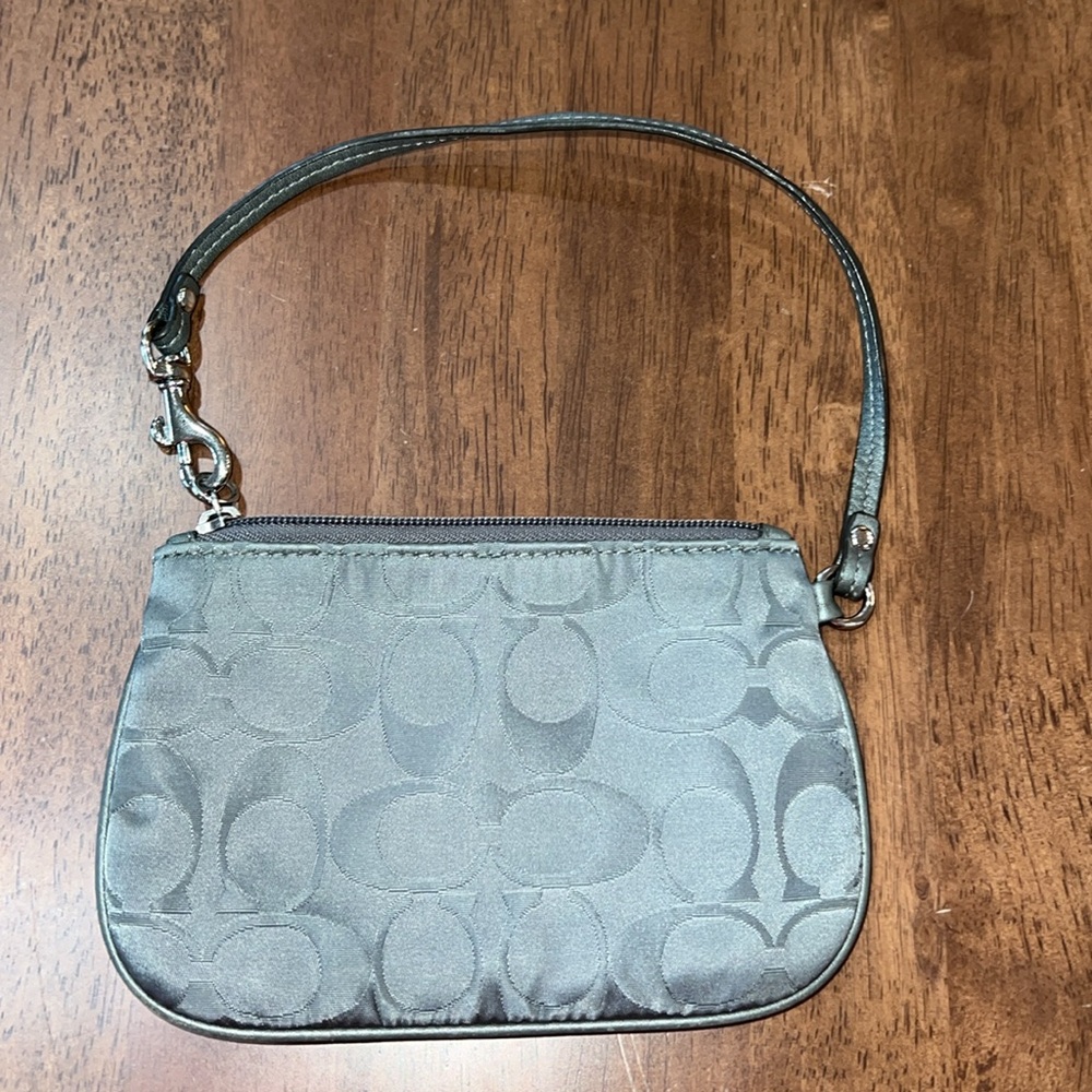 Coach Small Wristlet Gray Bag. Zip closure. Classic Signature logo. Versatile - Picture 4 of 7